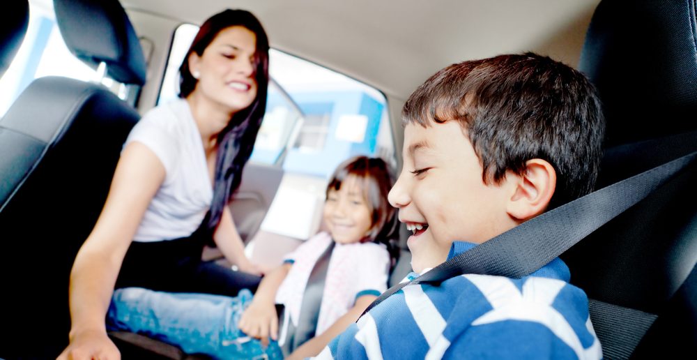 passagiers kinderen in auto
