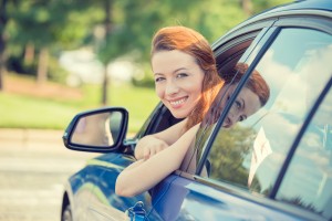 goedkope autoverzekering vinden - vrouw die rijdt met de auto