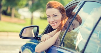 goedkope autoverzekering vinden - vrouw die rijdt met de auto